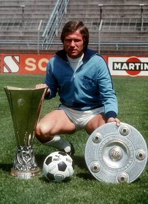 Jupp Heynckes (Gladbach) präsentiert die Meisterschale und den UEFA Pokal aus der überaus erfolgreichen Saison 1974 1975 Fußball 1. BL Herren Saison 1974 1975, Borussia Mönchengladbach, Deutscher Meister, Deutsche Meisterschaft, Cup, Vdia Einzelbild Mönchengladbach