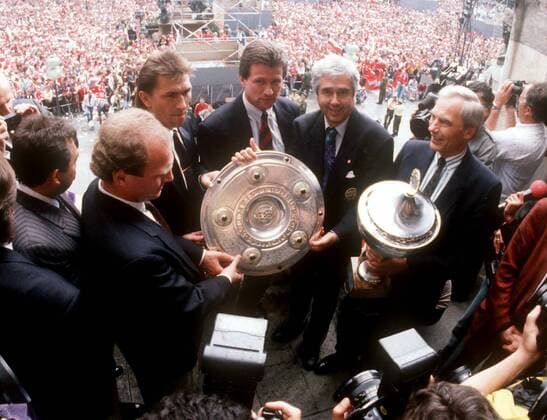 Meisterfeier Bayern auf dem Rathausbalkon v.li.: Manager Uli Hoeneß, Klaus Augenthaler, Trainer Jupp Heynckes, Präsident Dr. Fritz Scherer und Münchens Oberbürgermeister Georg Kronawitter (Deutschland SPD) Fußball 1. BL Herren Saison 1989 1990, FC Bayern München, Deutscher Meister, Deutsche Meisterschaft, Feier, Vdia Gruppe München