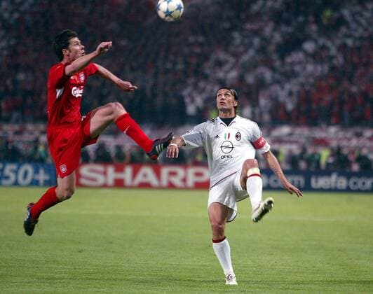 Paolo Maldini (Milan, re.) gegen den heranfliegenden Xabi Alonso (Liverpool) Fußball EC 1 Herren Champions League 2004 2005, Finale, Endspiel, AC Mailand - FC Liverpool 5:6 n. E. Gruppe Dynamik,