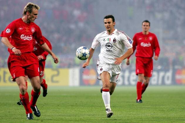 Andriy Shevchenko (Milan) fixiert den Ball, li. Sami Hyypiä (Liverpool) Fußball EC 1 Herren Champions League 2004 2005, Finale, Endspiel, AC Mailand - FC Liverpool 5:6 n. E. Gruppe Dynamik,