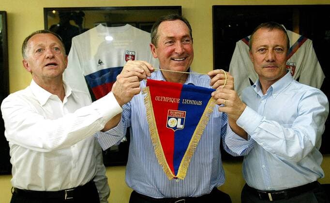 Präsident Jean Michel Aulas (li.), der neue Trainer Gerard Houllier (Mitte) und der sportliche Berater Bernard Lacombe (alle Lyon) präsentieren stolz den Vereinswimpel Fußball Herren Ligue Une 2005 2006, 1. Französische Liga, Olympique Lyonnais, OL, Vdig Gruppe pan9577 Lyon  