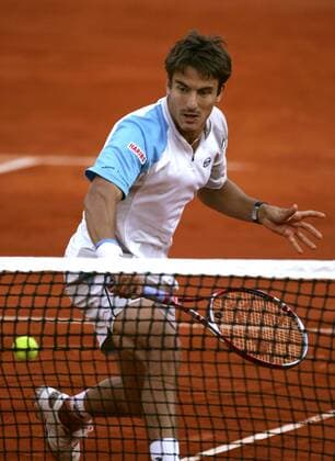 Tommy Robredo (Spanien) - Rückhandvolley Tennis Herren French Open 2005, Grand Slam, ATP Tour, Achtelfinale Einzelbild Roland Garros Paris Dynamik,