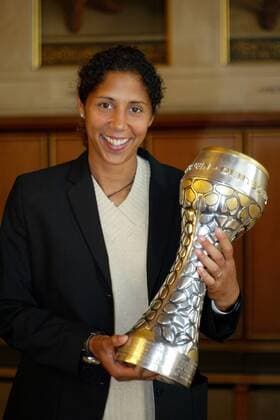 Steffi Jones (FFC Frankfurt) mit dem Meisterpokal Fußball 1. BL Damen Saison 2004 2005, 1. FFC Frankfurt, Frauen, Frauenfußball, Empfang Einzelbild Frankfurter Römer Frankfurt M. Freude,