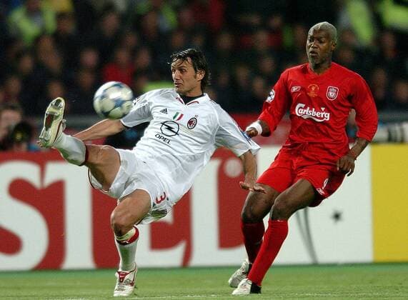 Paolo Maldini (Milan, li.) gegen Djibril Cisse (Liverpool) -  Fußball EC 1 Herren Champions League 2004 2005, Endspiel, Finale, AC Mailand - Liverpool FC 5:6 n. E. Gruppe Istanbul Dynamik,