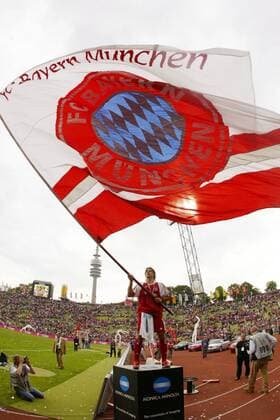 Fußball, FC Bayern München, Deutscher Meister 2005 Martin Demichelis mit einer riesigen Bayern Fahne Fußball 1. BL Herren Saison 2004 2005, FC Bayern München, Deutscher Meister, Deutsche Meisterschaft, Meisterfeier, Feier Einzelbild Aufmacher München Freude,