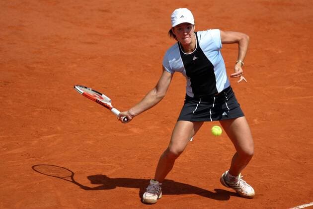 Justine Henin Hardenne (Belgien) -Vorhand Tennis Damen French Open 2004 2005, WTA Tour, Grand Slam, Sand, Sandplatz, Sandplatztennis, Sandplatzturnier Vdig Einzelbild pan9625 Paris, Roland Garros  