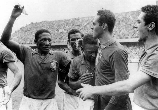 Fußball, WM 1958 in Stockholm, Finale Brasilien – Schweden 5 - 2 Weltmeister Brasilien, v.li.: Djalma Santos, Didi, der Freudentränen vergießende Pele, Torwart Gilmar und Orlando -  Fußball WM Herren Weltmeisterschaft 1958, Nationalmannschaft, Nationalteam, Nationaltrikot, Länderspiel, Finale Gruppe Stockholm Glück, Freude,