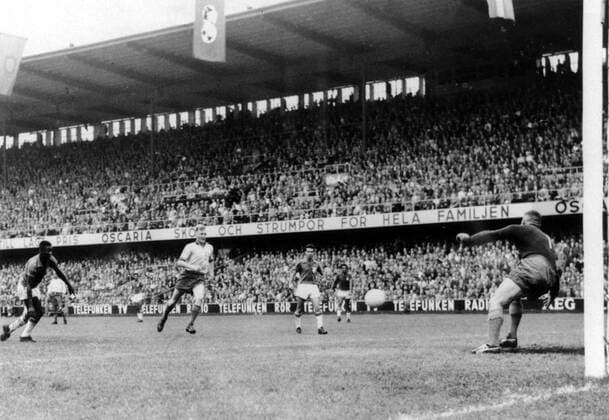 Fußball, WM 1958 in Stockholm, Finale Brasilien – Schweden 5 - 2 Pele (Brasilien, li.) trifft zum 3:1, Torwart Karl Svensson (Schweden) ist chancenlos -  Fußball WM Herren Weltmeisterschaft 1958, Nationalmannschaft, Nationalteam, Nationaltrikot, Länderspiel, Finale Totale Rasunda Stadion Stockholm