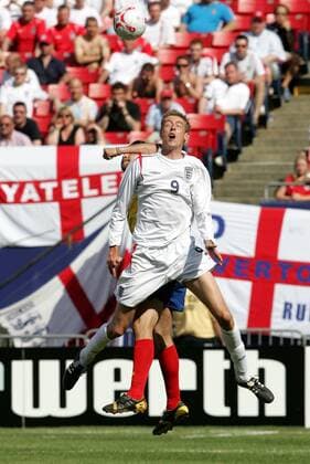 Peter Crouch (vorn, England) im Luftkampf - (Icon9182364) Fußball Länderspiel Herren Länderspiel 2005, Freundschaftsspiel, Test, Testspiel, Nationalmannschaft, Nationalteam, Vdig Gruppe East Rutherford Dynamik, Höhe EDITORIAL USE ONLY
