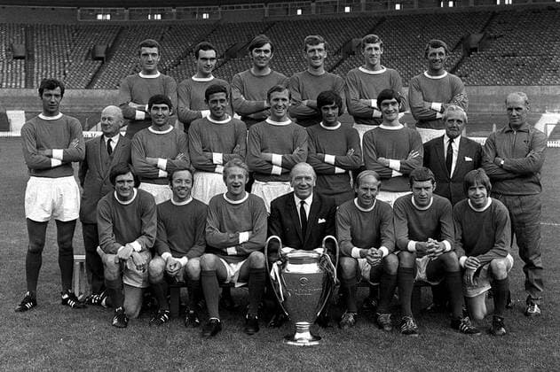 Manchester United, hi.v.li.: Foulkes, Aston, Torwart Rimmer, Torwart Stepney, Gowling, Herd, Mitte: Sadler, Tony Dunne, Dunne, Brennan, Crerand, George Best, Burns, x, Trainer Bob Crompton, vorn: James Ryan, ... -  Fußball EC 1 Herren Europacup 1967 1968, Europapokal, Manchester United, ManU, 1. Englische Liga, Totale der Landesmeister, Landesmeistercup, Manchester, Europapokalsieg, Europapokalsieger