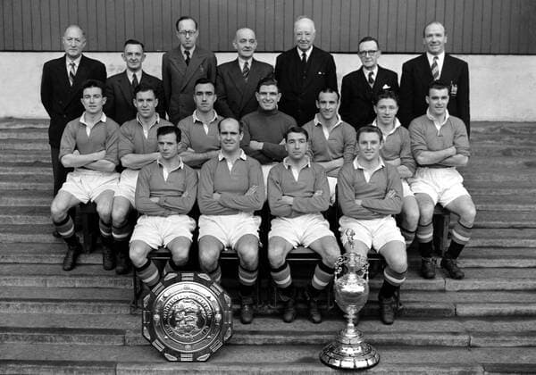 Manchester United, hi.v.li.: Co Trainer Tom Curry, Klubsekretär Walter Crickmer, Direktor Gibson, Direktor Dr. MacLean, Direktor Whittaker, Direktor Petherbridge, Trainer Matt Busby, Mitte: John Downie ... -  Fußball Herren English First Division 1951 1952, 1. Englische Liga, Manchester United, ManU, Englischer Meister Totale Funktionär, Funktionäre, Vorstand, Präsidium Kader Manchester, Englische Meisterschaft, Pokal