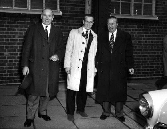 Trainer Matt Busby (li.) mit Neuzugang Maurice Setters (Mitte) und Co Trainer Jimmy Murphy (alle Manchester United) -  Fußball Herren English First Division 1959 1960, 1. Englische Liga, Manchester United, ManU Gruppe Manchester