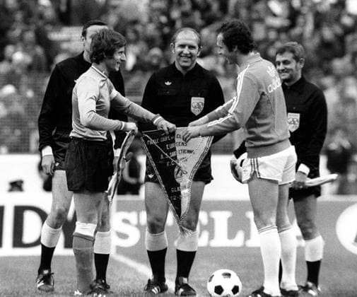 Wimpeltausch der Kapitäne Franz Beckenbauer (re., Bayern) und Jean Michel Larque (St. Etienne) vor dem Schiedsrichtergespann Fußball EC 1 Herren Europapokal der Landesmeister 1975 1976, FC Bayern München - AS Saint Etienne 1:0, ASSE, Vneg, Vsw Gruppe Finale, Endspiel, Europacup Glasgow