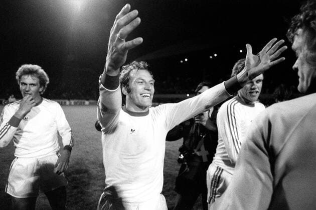 Siegesjubel Bayern v.li.: Karl Heinz Rummenigge, Franz Roth und Torwart Sepp Maier Fußball EC 1 Herren Europapokal der Landesmeister 1975 1976, FC Bayern München, Europapokalsieger, Vneg, Vsw Gruppe Finale, Endspiel, Europacup Glasgow Freude,