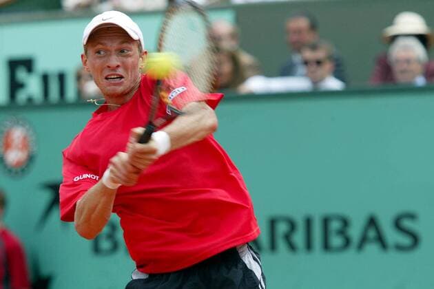 Nikolai Davydenko (Rußland) - beidhändige Rückhand Tennis Herren French Open 2005, Grand Slam, ATP Tour Einzelbild pan9634 Paris Roland Garros Dynamik,  