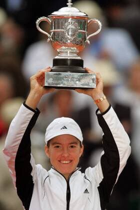 Justine Henin Hardenne (Belgien), Siegerin der French Open 2005, präsentiert stolz ihren Pokal Tennis Damen French Open 2005, Grand Slam, WTA Tour, Finale Endspiel Einzelbild pan9639 Paris, Roland Garros Freude  