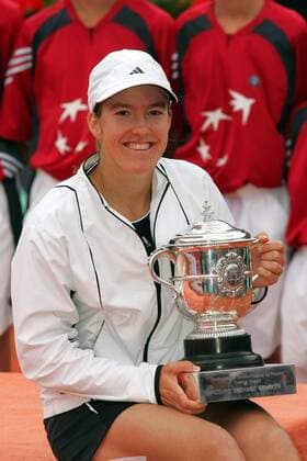 Justine Henin Hardenne (Belgien), Siegerin der French Open 2005, mit dem Coupe Suzanne Lenglen Tennis Damen French Open 2005, Grand Slam, WTA Tour, Finale Endspiel Einzelbild pan9639 Paris, Roland Garros Freude,  