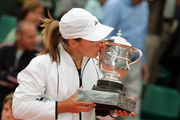 Justine Henin Hardenne (Belgien), Siegerin der French Open 2005, küsst den Coupe Suzanne Lenglen Tennis Damen French Open 2005, Grand Slam, WTA Tour, Finale Endspiel Einzelbild pan9639 Paris, Roland Garros  