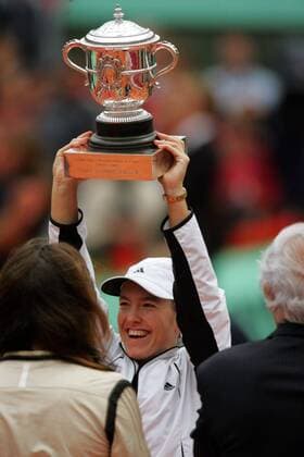Justine Henin Hardenne (Belgien), Siegerin der French Open 2005, präsentiert stolz den Coupe Suzanne Lenglen Tennis Damen French Open 2005, Grand Slam, WTA Tour, Finale Endspiel Einzelbild pan9639 Paris, Roland Garros Freude,  