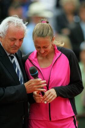 FFT Präsident Christian Bimes tröstet die unterlegene Finalistin Mary Pierce (beide Frankreich Tennis Damen French Open 2005, Grand Slam, WTA Tour, Finale Endspiel Gruppe pan9639 Paris, Roland Garros Enttäuschung,  