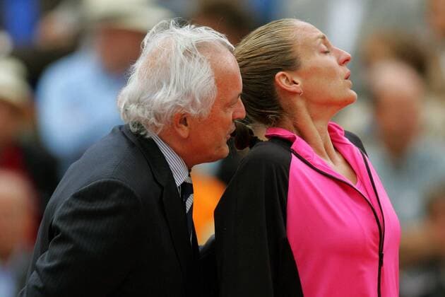 FFT Präsident Christian Bimes tröstet die unterlegene Finalistin Mary Pierce (beide Frankreich) Tennis Damen French Open 2005, Grand Slam, WTA Tour, Finale Endspiel Gruppe pan9639 Paris, Roland Garros Enttäuschung,  