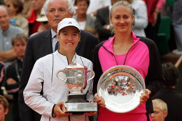 Justine Henin Hardenne (li., Belgien) Siegerin der French Open 2005 und ihre Finalgegnerin Mary Pierce mit ihren Pokalen, hi. FFT Präsident Christian Bimes (beide Frankreich) Tennis Damen French Open 2005, Grand, Slam, WTA Tour, Finale, Endspiel Gruppe pan9639 Paris, Roland Garros Freude,  