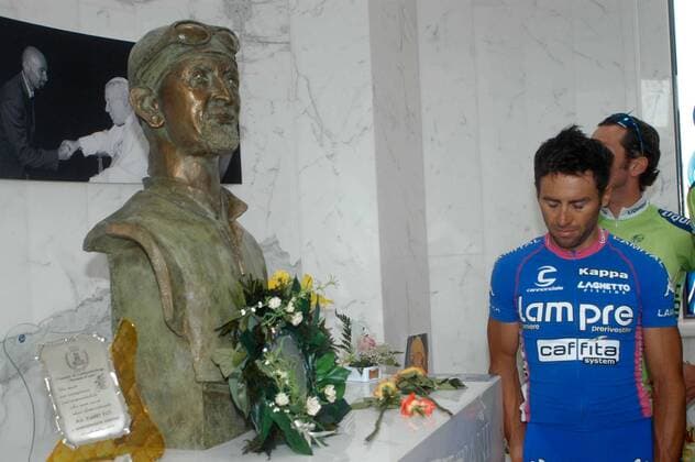 Gilberto Simoni (Lampre) voller Demut an einer Büste des verstorbenen Radprofis Marco Pantani (beide Italien), der einst auch eine Audienz bei Papst Johannes Paul II erhalten hat -  Radsport Herren Memorial Pantani 2005, Straßenradsport, Straße, Rad, Erinnerungsrennen, Erinnerung, erinnern Einzelbild Unterwerfung,Ruhe,