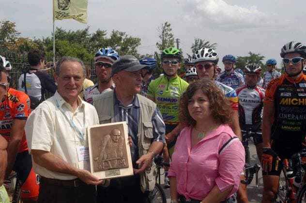 Anlässlich des Memorial Pantani Rennens präsentieren der Vater und die Schwester des früh verstorbenen Radprofis Marco Pantani (Italien) ein Erinnerungsbild -  Radsport Herren Memorial Pantani 2005, Straßenradsport, Straße, Rad, Erinnerungsrennen, Erinnerung, erinnern Gruppe