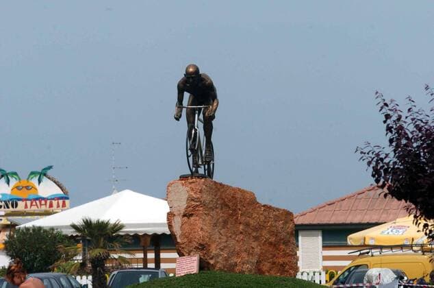 Der früh verstorbenen Radprofi Marco Pantani (Italien) wird mit einer Bronzeskulptur geehrt -  Radsport Herren Memorial Pantani 2005, Straßenradsport, Straße, Rad, Erinnerungsrennen, Erinnerung, erinnern Einzelbild