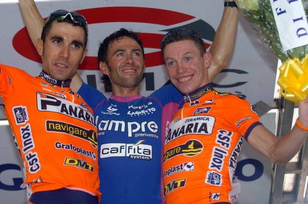 Siegerehrung nach dem Memorial Pantani Rennen zu Ehren des früh verstorbenen Radprofis Marco Pantani - Gilberto Simoni (Lampre, Mitte) gewinnt vor Luca Mazzanti und Emanuele Sella (beide Ceramica Panaria, alle Italien) -  Radsport Herren Memorial Pantani 2005, Straßenradsport, Straße, Rad, Erinnerungsrennen, Erinnerung, erinnern Gruppe Freude,