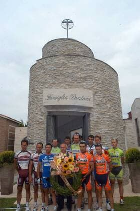 Teilnehmer des Memorial Pantani Rennen zu Ehren Marco Pantanis (Italien) vor der letzten Ruhestätte des früh verstorbenen Radprofis -  Radsport Herren Memorial Pantani 2005, Straßenradsport, Straße, Rad, Erinnerungsrennen, Erinnerung, erinnern Totale