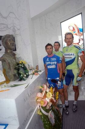 Gilberto Simoni (Lampre, li.), Danilo de Luca (re.) und Marco Zanotti (beide Liquigas Bianchi) an einer Skulptur des früh verstorbenen Radprofis Marco Pantani (alle Italien) -  Radsport Herren Memorial Pantani 2005, Straßenradsport, Straße, Rad, Erinnerungsrennen, Erinnerung, erinnern Gruppe