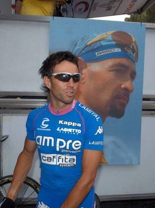 Gilberto Simoni (Lampre, li.) vor einem Bild des früh verstorbenen Radprofis Marco Pantani (beide Italien) -  Radsport Herren Memorial Pantani 2005, Straßenradsport, Straße, Rad, Erinnerungsrennen, Erinnerung, erinnern Einzelbild
