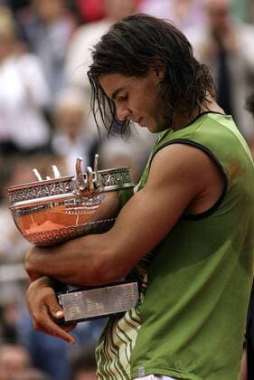French Open Sieger 2005 Rafael Nadal (Spanien) hält gedankenversunken den Pokal in den Armen Tennis Herren French Open 2005, Grand Slam, ATP Tour, Finale, Endspiel Einzelbild Roland Garros Paris Glück, Nachdenklichkeit,