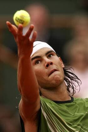 Rafael Nadal (Spanien) - Aufschlag Tennis Herren French Open 2005, Grand Slam, ATP Tour, Finale, Endspiel Porträt Roland Garros Paris Konzentration