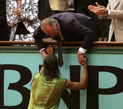 French Open Sieger 2005 Rafael Nadal empfängt die Glückwünsche von König Juan Carlos (beide Spanien) Tennis Herren French Open 2005, Grand Slam, ATP Tour, Finale, Endspiel Gruppe Roland Garros Paris Freude,