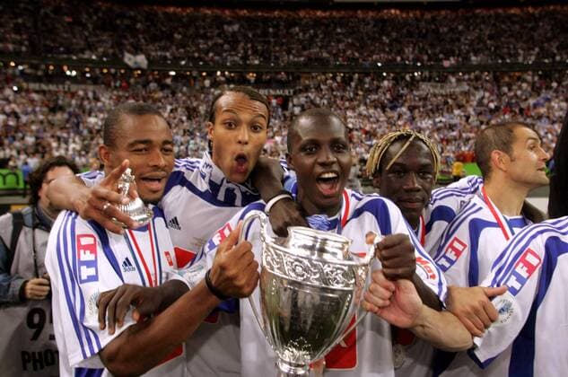 Die Spieler des AJ Auxerre sind Französische Pokalsieger 2004 2005 und feiern ausgelassen ihren Erfolg - v.li. Bonaventure Kalou, Younes Kaboul, Kanga Akale und Bakari Sagna mit der Trophäe Fußball Herren Coupe de France 2004 2005, Französischer Pokal, Pokalspiel, Finale, Endspiel, Pokalendspiel Gruppe pan9642 Paris, Pokalfinale Freude,  
