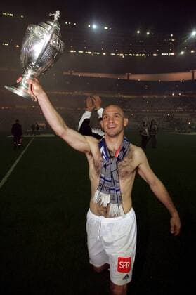 Johan Radet (AJ Auxerre) präsentiert stolz die Trophäe Fußball Herren Coupe de France 2004 2005, Französischer Pokal, Pokalspiel, Finale, Endspiel, Pokalendspiel Einzelbild pan9642 Paris, Pokalfinale Freude,  