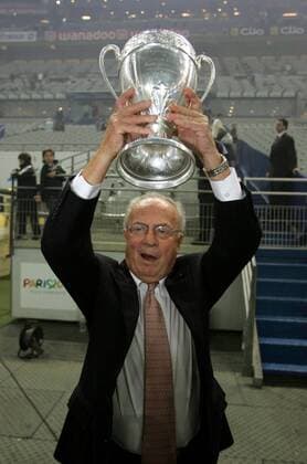 Präsident Jean Claude Hamel (Auxerre) präsentiert stolz die Trophäe Fußball Herren Coupe de France 2004 2005, Französischer Pokal, Pokalspiel, Finale, Endspiel, Pokalendspiel Einzelbild pan9642 Paris, Pokalfinale Freude,  