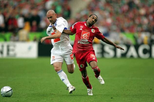 Johan Radet (Auxerre, li.) setzt sich gegen Mickael Citony (Sedan) durch Fußball Herren Coupe de France 2004 2005, Französischer Pokal, Pokalspiel, Finale, Endspiel, Pokalendspiel Gruppe pan9642 Paris, Pokalfinale Dynamik,  