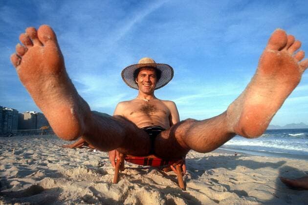Franz Beckenbauer (Bayern) entspannt am Strand von Rio de Janeiro Fußball Herren Saison 1976 1977, FC Bayern München, Vneg Einzelbild Rio de Janeiro