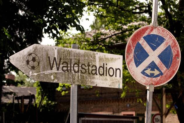 Der Zahn der Zeit nagt am Waldstadion - Veraltete Hinweisschilder erinnern an die lange Geschichte einer traditionsreichen Sportstätte Fußball 1. BL Herren Stadionstory 2005, Fotostory, Reportage, Vorschau Saison 2005 2006, Eintracht Frankfurt, Vdig, Gruppe Waldstadion CommerzbankArena Commerzbank Arena Frankfurt M., Vergangenheit, Vergänglichkeit,
