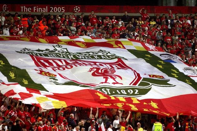 Liverpooler Fans lassen eine Riesenfahne mit dem Vereinslogo über den Block wandern Fußball EC 1 Herren Champions League 2004 2005, FC Liverpool, Finale, Endspiel, Vdig Totale Istanbul