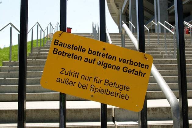 Betreten verboten ! - Noch gilt die Frankfurter Commerzbank Arena als Baustelle Fußball 1. BL Herren Stadionstory 2005, Fotostory, Reportage, Vorschau Saison 2005 2006, Eintracht Frankfurt, Vdig, Einzelbild Waldstadion CommerzbankArena Commerzbank Arena Frankfurt M.