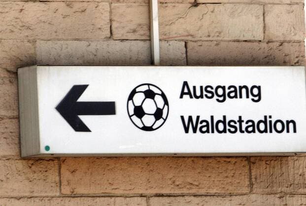 Veralteter Wegweiser im Frankfurter Waldstadion Fußball 1. BL Herren Stadionstory 2005, Fotostory, Reportage, Vorschau Saison 2005 2006, Eintracht Frankfurt, Vdig, Einzelbild Waldstadion CommerzbankArena Commerzbank Arena Frankfurt M.