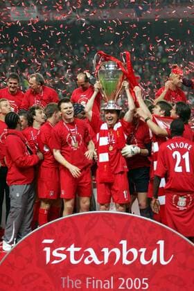 Champions League Sieger 2005 ist der FC Liverpool: Vladimir Smicer setzt sich den Pokal auf den Kopf, daneben John Arne Riise Fußball EC 1 Herren Champions League 2004 2005, FC Liverpool, Finale, Endspiel, Vdig Totale Olympiastadion, Olimpiyat, Atatürk Istanbul Freude, Begeisterung,
