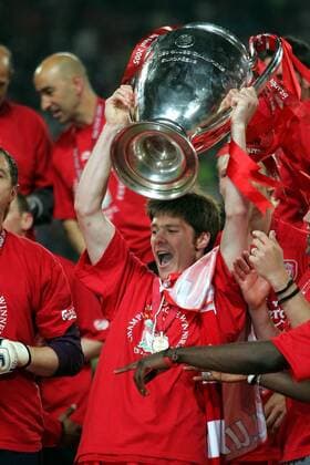 Champions League Sieger FC Liverpool: Xabi Alonso mit dem Pokal Fußball EC 1 Herren Champions League 2004 2005, FC Liverpool, Finale, Endspiel, Vdig Einzelbild Istanbul Freude, Begeisterung,