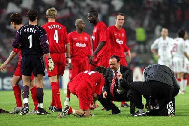 Trainer Rafael Benitez (2.v.re.) gibt Vladimir Smicer (beide Liverpool) Anweisungen vor der Verlängerung Fußball EC 1 Herren Champions League 2004 2005, FC Liverpool, Finale, Endspiel, Vdig Gruppe Istanbul