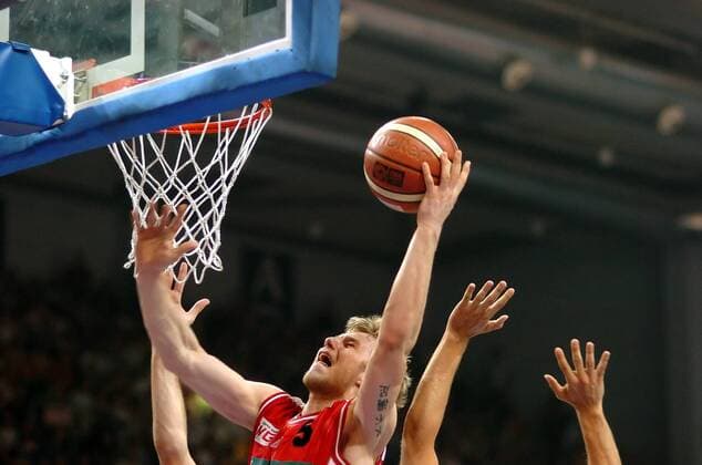 Anton Gavel (Gießen) unterm Korb Basketball 1. BL Herren BBL, Saison 2004 2005, Playoffs, Playoff, Play Offs, Off, Giessen 46ers, 46 ers Einzelbild Halbfinale Bamberg Dynamik, Kampf,