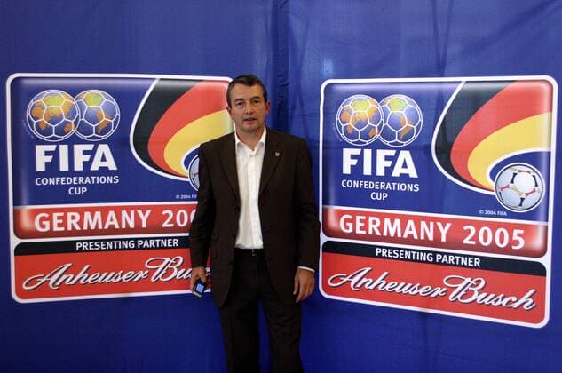 OK Vizepräsident Wolfgang Niersbach (Deutschland) vor dem Logo des FIFA Confederations Cup Germany 2005 Fußball Herren Confederationscup 2005, Confederationscup, Konföderationencup, Konföderationen Einzelbild Organisationskomitee Frankfurt M.